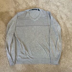 Perry Ellis brand men’s light weight sweater with stitch detail across chest